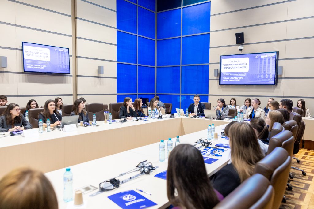 „Tinerii decid viitorul Republicii Moldova”: conferință la Parlament